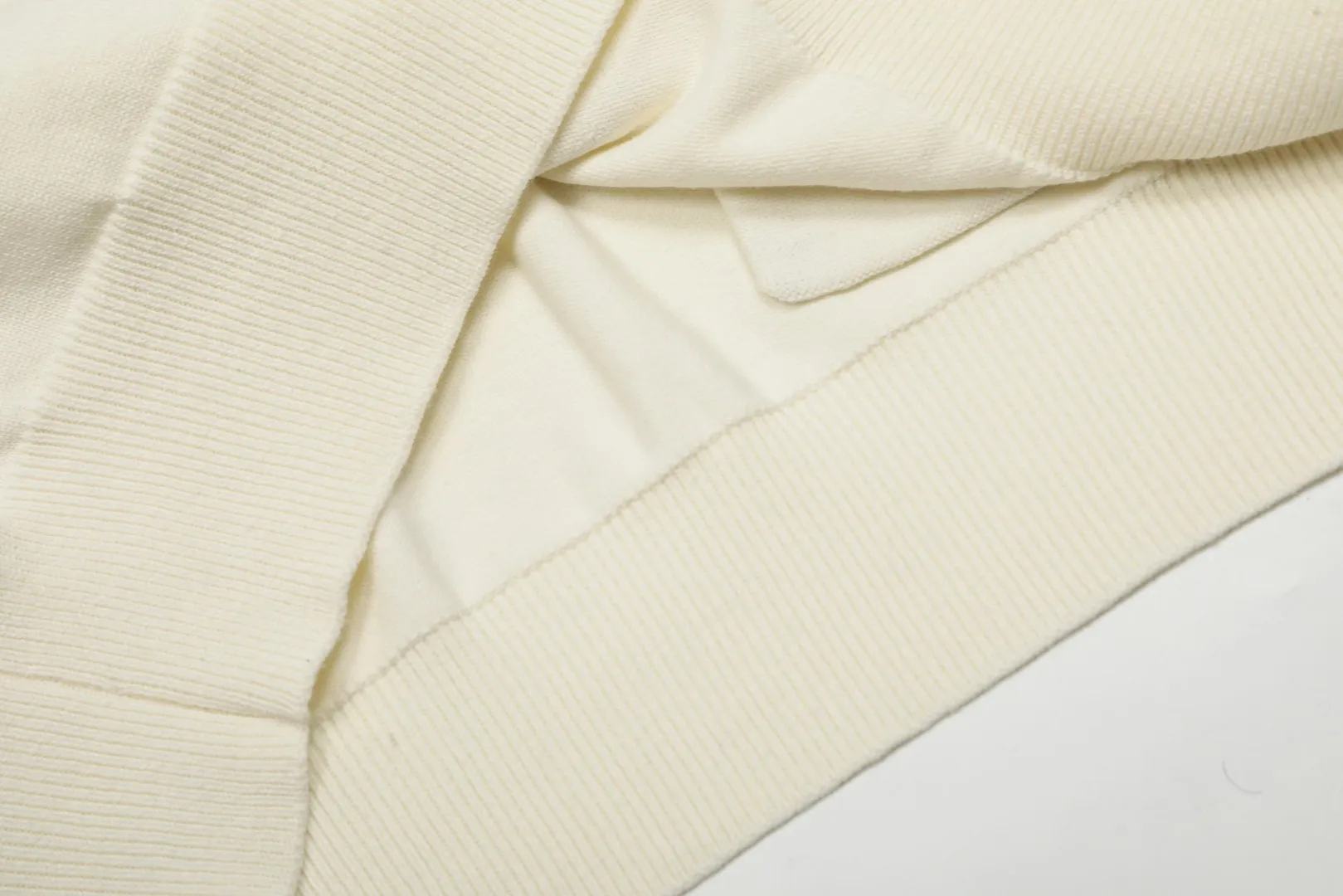 P250 Top quality" Style number: DS813# (not off the shelves all year round) [Ralph Lauren V-neck solid color pony embroidered logo jersey basic cardigan] ✅Ralph Lauren Ralph Lauren classic basic versatile knitted cardigan jacket for men and women couples ✅Main supplier platform live broadcast Wholesale entity Replenish when out of stock Not off the shelf ✅ZP quality 1:1 version Scan the code to enter the GF website Counter quality ✅Detailed quality is the only one in Guangzhou Imported quality cotton yarn, focusing on high-end, cost-effective, good quality needless to say. ✅Restore the original version. The maximum size can be worn up to 180 pounds. Loose, comfortable and stress-free. ✅The upper body is simple and easy to match. A must-have item for ootd. Good-looking clothes are never picky. A must-have for couples of the same style. Size: S-XL. Color: black, off-white, gray, navy.